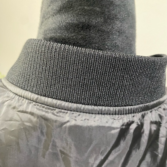 Good American Windbreaker Jacket Cinched Back Black NWT Size 2 - Picture 4 of 7